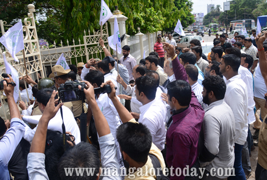 NRSS portray black flag against Sadananda Gowda and Veerappa Moily 1